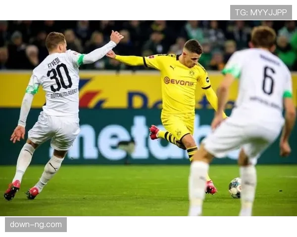 特写：哈兰德进球后手指天空，纪念其恩师逝世一周年